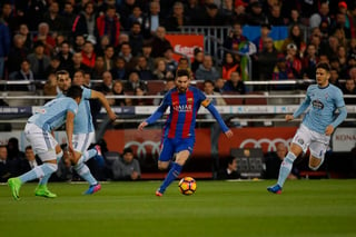 Lionel Messi anotó dos goles y participó en los otros tres en la goleada 5-0 del Barcelona sobre Celta de Vigo. (AP)