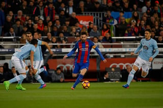 Lionel Messi (c) anotó dos goles y participó en los otros tres en la goleada 5-0 del Barcelona sobre el Celta. (AP)