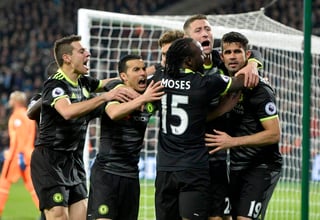 Chelsea derrotó como visitante 2-1 al West Ham y llegó a 66 puntos, diez más que el Tottenham, segundo lugar de la competencia. (EFE)