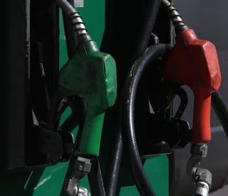 El costo de la gasolina Magna será de .04, la gasolina Premium costará .81 y el diésel .10. (ARCHIVO)