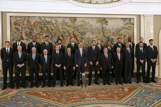 El Real Madrid de basquetbol visitó ayer al rey Felipe VI luego de ganar la Copa del Rey. (EFE)