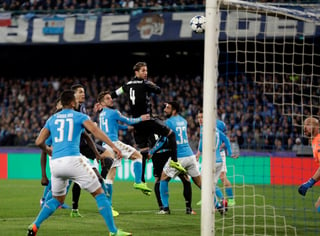 Sergio Ramos anotó el primer gol del Madrid y remató a puerta para el segundo, aunque le dieron autogol a Dries Mertens. (AP)
