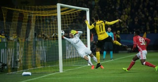 Pierre Emerick Aubameyang (17) anotó de cabeza el primer tanto del Borussia Dortmund. Dortmund avanza tras goliza