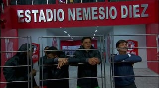 Elementos del cuadro de Toluca encararon al árbitro, reclamando sus acciones mientras que los jugadores de Morelia intentaban calmar la situación. 