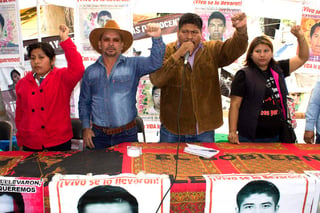 Padres de los 43 normalistas de Ayotzinapa desaparecidos y su grupo de abogados interpusieron un amparo en contra de la resolución de la Visitaduría General de la PGR. (ARCHIVO)