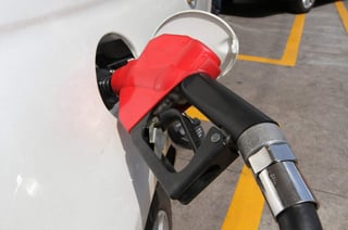 El costo de la gasolina Premium será de .85 (+@@IMAGE1@@.02), la Magna costará .06 (-@@IMAGE1@@.01) y el diésel .11 (-@@IMAGE1@@.02). (ARCHIVO)
