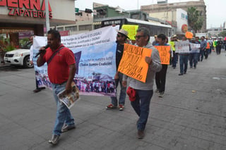 Movilización. Agremiados al Sindicato Único de Trabajadores de la Narro, marcharon ayer por las principales calles de Torreón. (ANGÉLICA SANDOVAL)