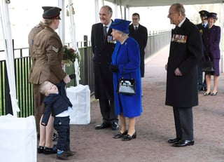 El infante no supo apreciar la oportunidad de conocer a la reina Isabel II. (TWITTER)