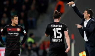 Javier Hernández (i) jugó como titular y salió de cambio cerca del final del partido en el empate a uno entre Bayer y Werder Bremen. (EFE)