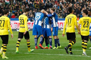 Los jugadores del Hertha celebran el segundo gol del equipo en la victoria 2-1 sobre Borussia Dortmund. (EFE)