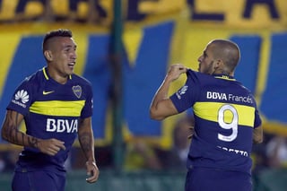 Con dos goles de Darío Benedetto (d), Boca Jrs. derrotó 2-0 a Banfield. (Jam Media)
