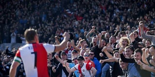 Dirk Kuyt celebra su gol con los aficionados. (EFE)
