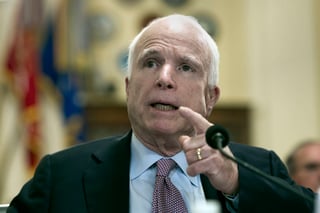 Dichos. McCain comentó que Trump tiene la obligación de ofrecer evidencia de que Obama violó la ley o deberá retractarse.