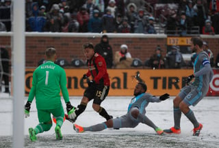 Héctor Villalba intenta un disparo en el partido de ayer. Atlanta golea en la MLS con goles de sudamericanos