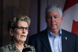 La gobernadora de la provincia de Ontario, Kathleen Wynne, se reunió este lunes en Detroit con su colega del vecino estado de Michigan, Rick Snyder, con quien emitió una declaración conjunta. (AP)