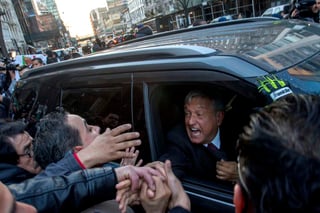 Luego del mitin, algunos manifestantes siguieron a López Obrador cuando se retiraba. (ARCHIVO)