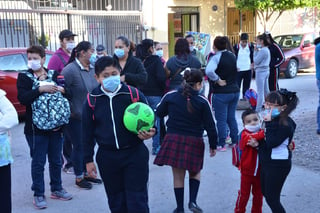 La molestia de los tutores de los niños -que en su mayoría acudieron con tapabocas y gel antibacterial- llegó a tal grado que bloquearon por unos minutos la avenida Universidad. (FERNANDO COMPEÁN)