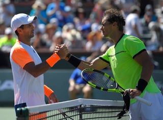 Rafael Nadal (d) venció 6-3, 7-5 a Fernando Verdasco en la tercera ronda del BNP Paribas Open. (AP)