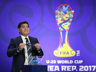Diego Maradona fue el encargado de realizar el sorteo. (EFE)