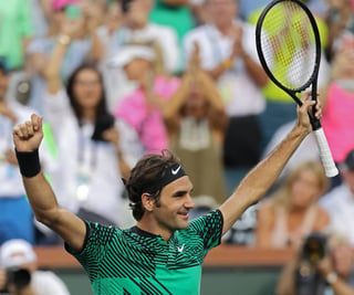 El suizo Roger Federer jugó un gran partido y derrotó 6-2, 6-3 a Rafael Nadal en poco más de una hora. (EFE)