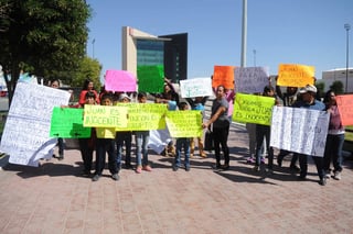 Los habitantes del ejido se manifestaron en la Plaza Mayor de Torreón. (RAMÓN SOTOMAYOR) 