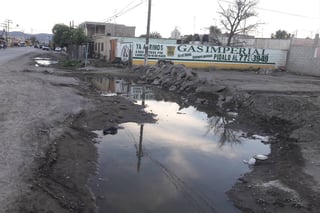 Se quejan. Habitantes del ejido Luchana reclaman falta de drenajes en la calle Carranza.