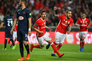 Benfica tiene 63 puntos en la Primeira Liga, mientras que Porto tiene 62 unidades en el segundo lugar. (EFE)