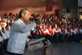 Fuerza.  El presidente nacional del PRI, Enrique Ochoa da un discurso a simpatizantes del partido.