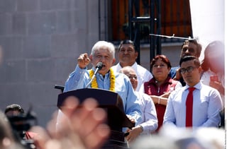 Urgente. A juicio de Andrés Manuel López Obrador, esclarecer los hechos de la desaparición de los 43 normalistas de Ayotzinapa contribuirá a fortalecer a instituciones como el Ejército.