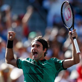 Roger Federer llegó a 90 títulos en la ATP luego de vencer 6-4, 7-5 a Stanislas Wawrinka en la final del Masters 1000 de Indian Wells. (EFE)
