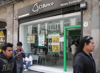 Segmento. Los bancos mexicanos actualmente están estudiando la formas de ahorro de los paisanos en Estados Unidos. 