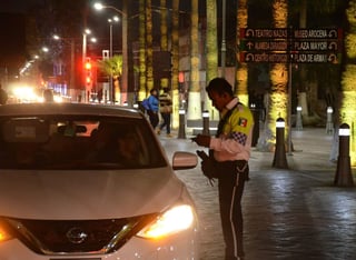 La semana que terminó se levantaron 90 multas viales por estacionarse mal, en lugares para peatones o doble fila en las calles aledañas. (ARCHIVO)