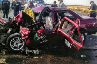 El accidente se registró alrededor de las 15:30 horas del viernes en la carretera libre Gómez Palacio-Bermejillo, a escasos10 kilómetros de esta última población en el entronque al ejido 6 de Octubre y el paradero 'San Rafael'. (ARCHIVO)