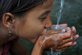 La humanidad necesita agua. Una gota de agua es flexible. Una gota de agua es poderosa. Una gota de agua es más necesaria que nunca. (ONU)