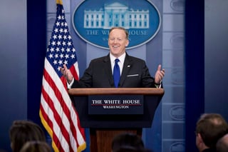Esbozando una amplia sonrisa, Spicer remató: “Otro mal ejemplo de la prensa, pero corregimos esa falla”. (AP)