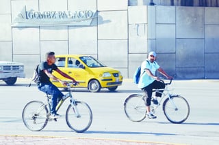 Seguridad. Se discute la aplicación del reglamento para los motociclistas y ciclistas. (ARCHIVO)