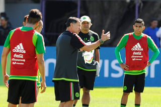Juan Carlos Osorio dirige una de las prácticas del Tricolor previo a su duelo eliminatorio ante Costa Rica. (Fotografía de Jam Media)