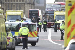 El servicio de ambulancias de Londres indicó que ha atendido a doce personas con heridas graves tras el incidente, y que fueron trasladadas a cinco hospitales. (EFE) 

