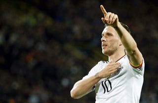 El público en Dortmund coreó el nombre de Podolski antes del partido en el que el jugador salió al campo con el brazalete de capitán. 