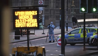 Las autoridades británicas informaron que se elevó a 5 el número de muertos por el atentado en Londres. (EFE)