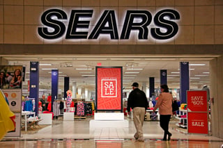 Sears ha sobrevivido principalmente gracias a préstamos millonarios a través del fondo de riesgo de su presidente y director general Edward Lampert. (ARCHIVO)