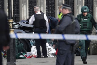 Víctimas. La policía metropolitana de Scotland Yard dijo que cinco personas fallecieron y 40 más resultaron lesionadas por el ataque.