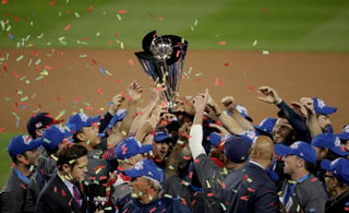 La novena de los Estados Unidos derrotó 8 carreras a 0 a Puerto Rico en el estadio de los Dodgers de Los Ángeles y se coronó como campeón del Clásico Mundial de Beisbol 2017. (AP)   
