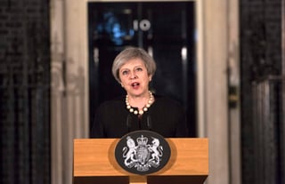 Alza la voz. La primera ministra Theresa May calificó como
un “ataque terrorista enfermizo y depravado”.