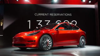 Tesla ha indicado que el Model 3 contará con la última versión del sistema Autopilot, una combinación de software y sensores que un día permitiría al vehículo circular de forma autónoma. (ESPECIAL)