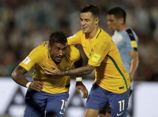 Paulinho marcó triplete y suma cuatro goles en la tabla de goleadores, en la que Neymar llegó a cinco. (AP)