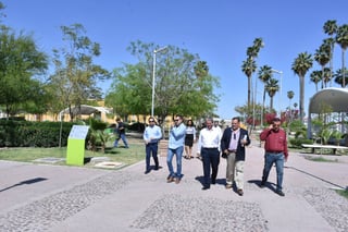 Propuesta. Acompañado por funcionarios municipales, el secretario de Turismo recorrió el parque La Esperanza. 