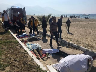 Las patrullas de vigilancia costera turca empezaron las labores de rescate al ser alertados de un naufragio, y consiguieron salvar a ocho personas. (ARCHIVO)