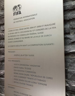 La FIFA no explicó de inmediato el motivo para sacar la placa del muro de piedra donde estaba ubicada.