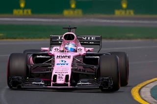Sergio Pérez estrenó su vehículo rosa y finalizó en la décima y undécima posición en los entrenamientos. (EFE)